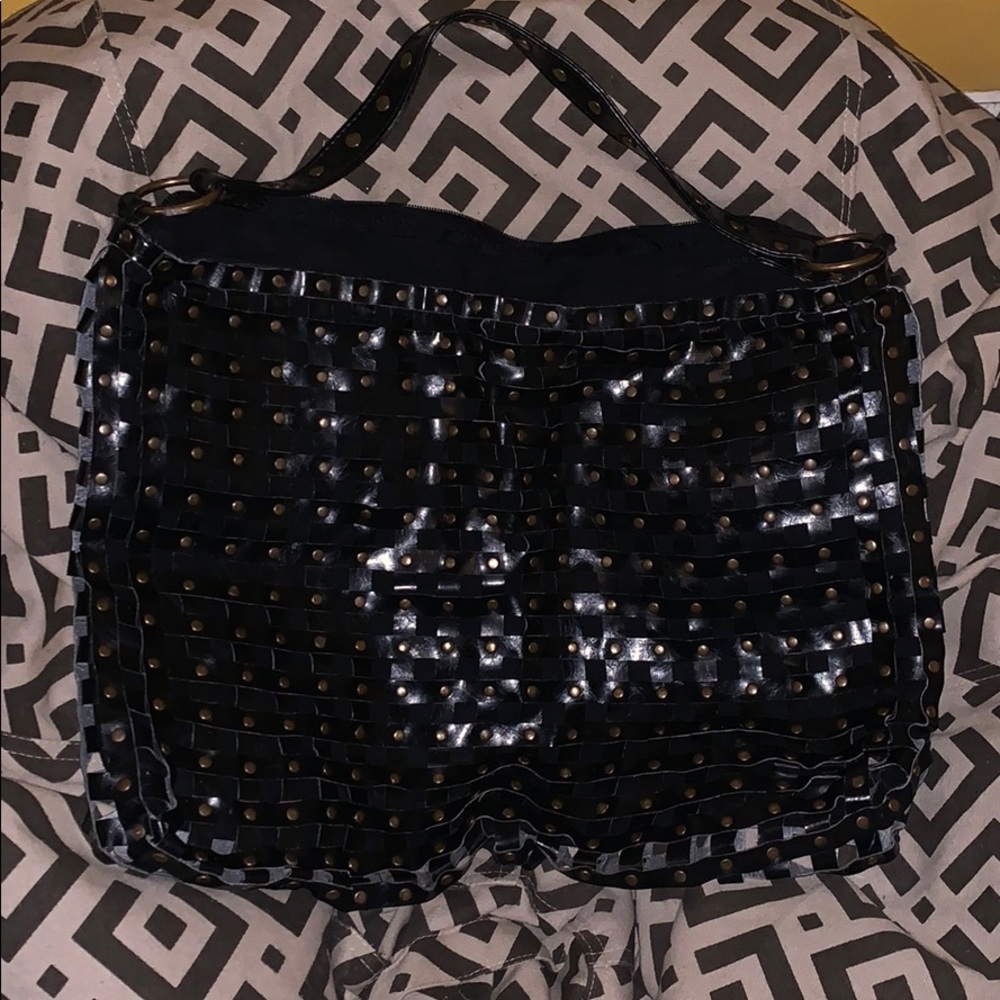 Black shoulder purse. Good condition